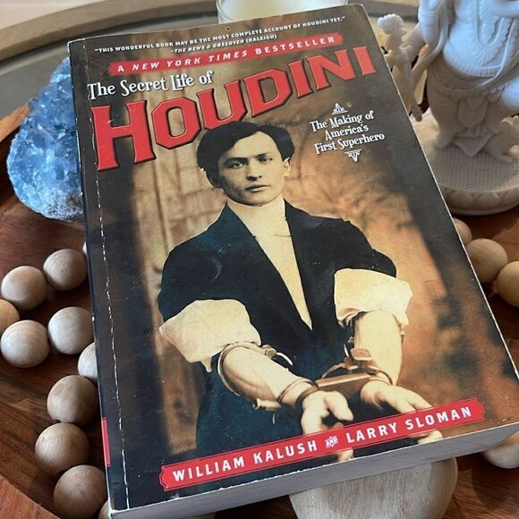 The Secret Life of Houdini: The Making of America's First Superhero - Picture 2 of 5